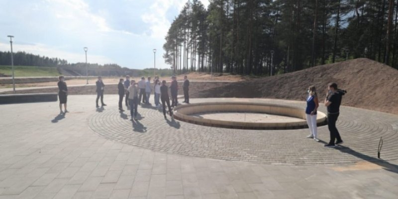 В Идрице идут работы по благоустройству площадки под установку Знамени Победы - 2021-06-11 09:36:00 - 1