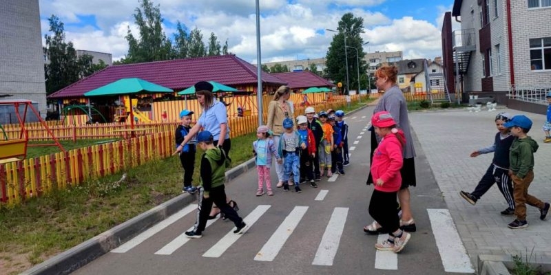 Маленькие великолучане учились переходить проезжую часть - 2022-06-23 09:35:00 - 1