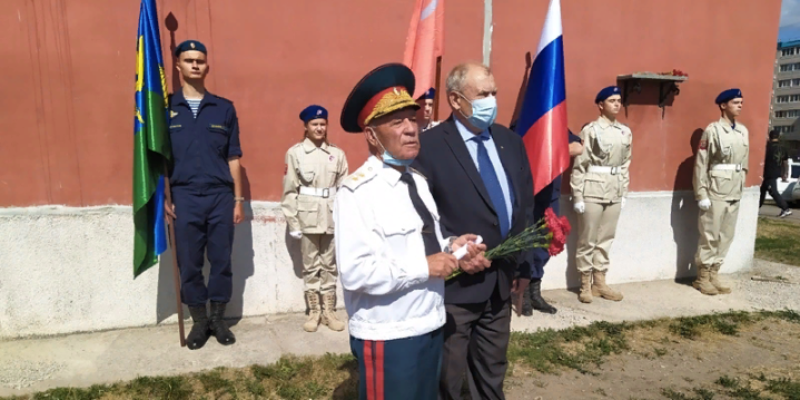 Псковичи возложили цветы к мемориальной доске Константину Шестаку - 2021-07-23 15:35:00 - 1