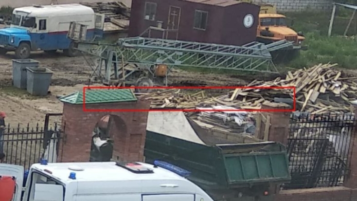 Водитель грузовика, зацепивший арку на стройке в Великих Луках, получил травмы - 2021-06-01 10:37:43 - 1