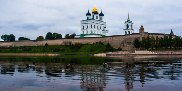 Огромный российский флаг развернут 22 августа в Пскове на набережной Великой - 2022-08-16 13:35:00 - 1