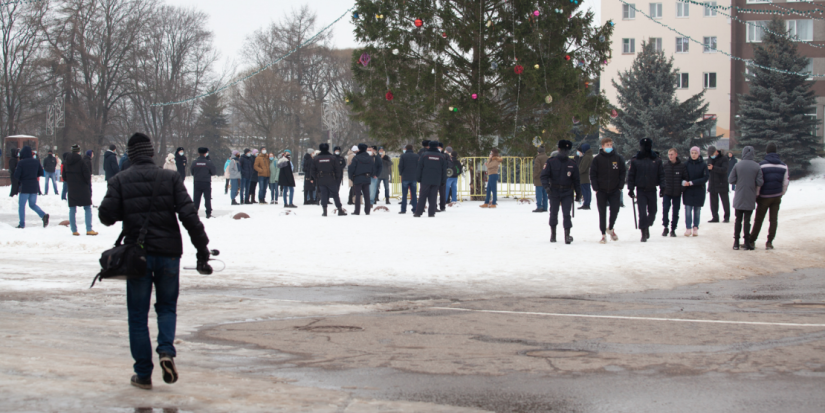 В Великих Луках прошел несогласованный митинг и одиночные пикеты - 2021-01-23 17:00:00 - 1