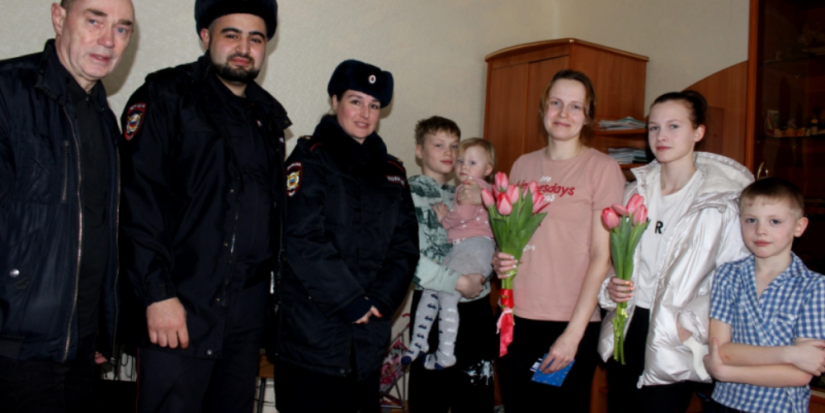 Псковские полицейские посетили многодетные семьи - 2023-03-07 11:05:00 - 1