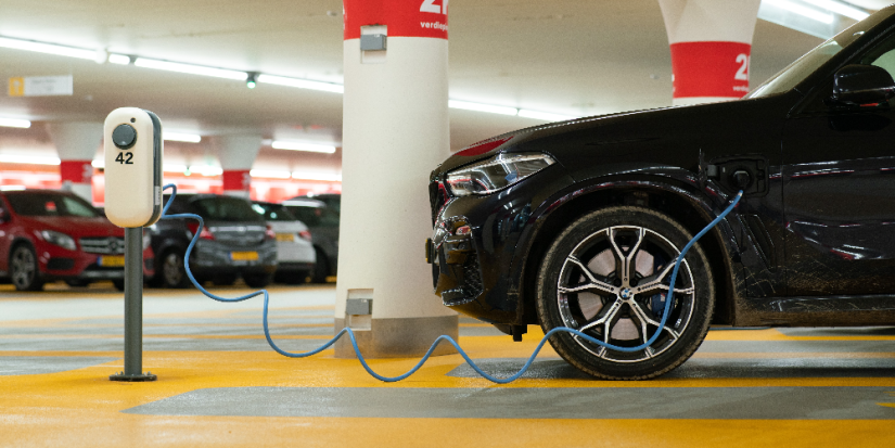 Без согласия жильцов во дворах могут расставить зарядки для электрокаров - 2023-07-15 15:05:00 - 1