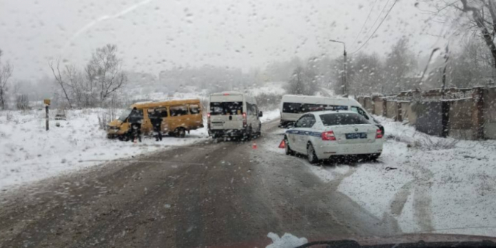 В Великих Луках столкнулись две маршрутки - 2021-03-17 09:36:00 - 1