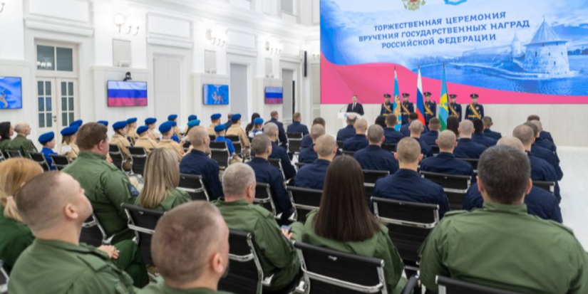 Михаил Ведерников вручил псковским десантникам госнаграды - 2024-03-19 14:35:00 - 1