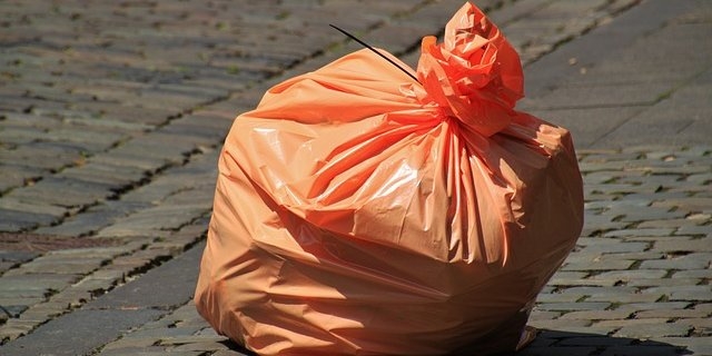 Мусор с великолукской улицы убрали после вмешательства прокуратуры - 2022-06-10 19:35:00 - 1