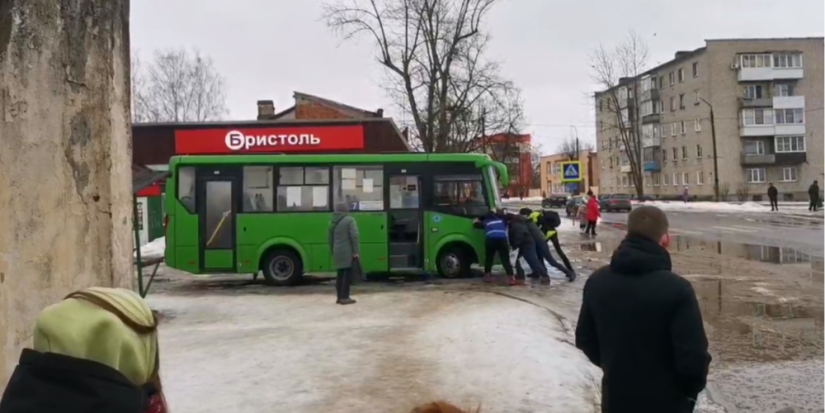 В Великих Луках застрял автобус - 2023-03-14 10:35:00 - 1