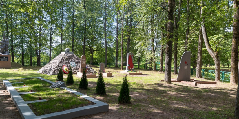 Михаил Ведерников возложил цветы к мемориалу советским воинам в Гдове - 2023-08-07 18:35:00 - 1