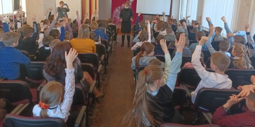 Уроки по дорожной безопасности прошли в великолукской школе - 2022-03-25 11:05:00 - 1