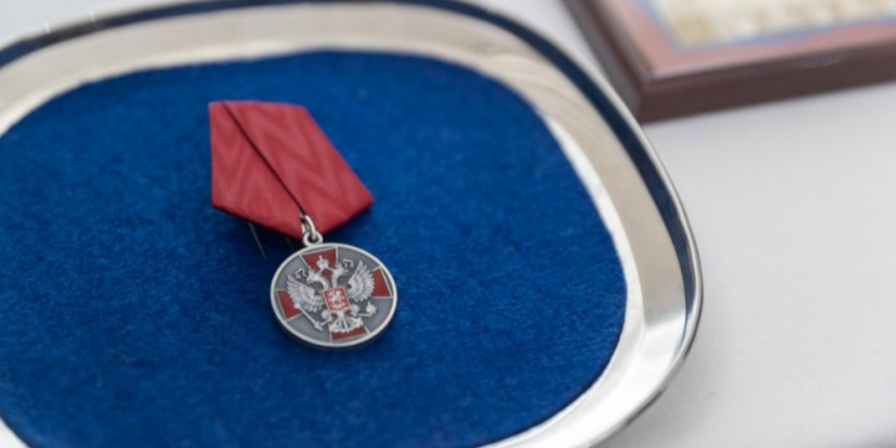 Михаил Ведерников вручил государственные награды еще шести росгвардейцам Псковской области - 2023-04-18 08:35:00 - 1