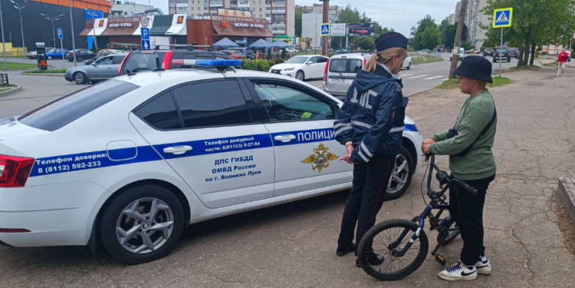 Сотрудники ГИБДД провели рейд на улицах Великих Лук - 2023-08-14 10:35:00 - 1