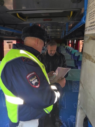 ФОТО: в Великих Луках сотрудники ГИБДД проверяют водителей автобусов - 2018-12-07 14:50:00 - 1