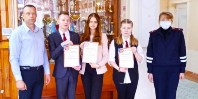 В Великих Луках прошла встреча дорожных полицейских с лицеистами - 2021-04-21 13:36:00 - 1