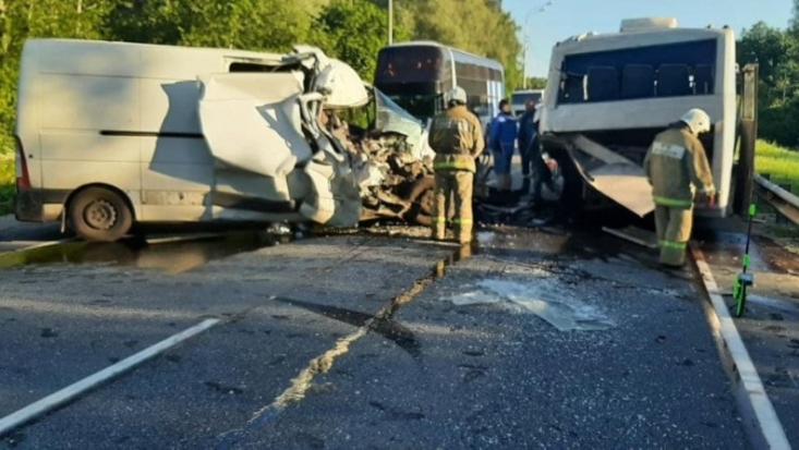 В Островском районе легковушка врезалась в автобус с заключенными - 2021-06-18 19:30:00 - 1