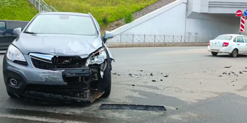 Два автомобиля столкнулись в Великих Луках возле путепровода - 2022-07-15 14:39:55 - 1