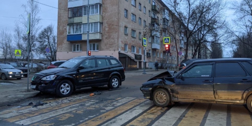 В Великих Луках затруднено движение из-за аварии - 2021-11-24 09:22:55 - 1