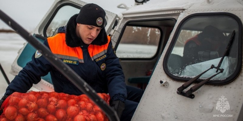 Спасатели доставили продукты на острова Псковского озера - 2023-01-12 14:05:00 - 1