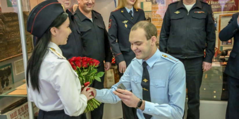 Полицейский из Опочки предложил руку и сердце возлюбленной во время присяги - 2024-02-08 10:35:00 - 1