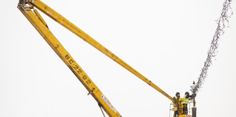 Великие Луки продолжают украшать к Новому Году - 2021-12-06 14:55:00 - 1