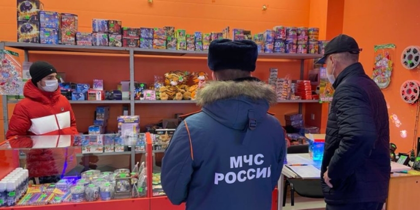 В Великих Луках проверили места продажи пиротехнической продукции - 2021-12-30 14:05:00 - 1