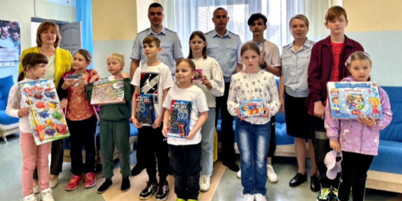 Полицейские Великих Лук навестили маленьких подопечных - 2023-06-01 16:35:00 - 1