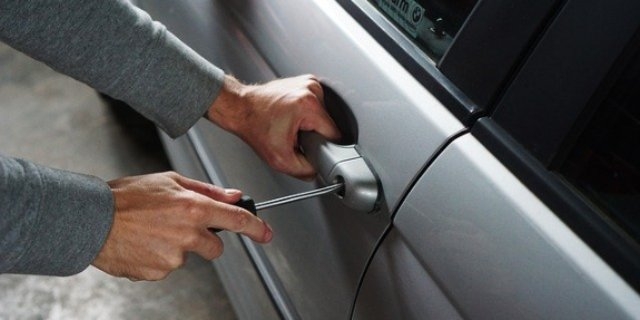 Угнанный ВАЗ нашли на улице Дружбы в Великих Луках - 2021-11-25 16:05:00 - 1