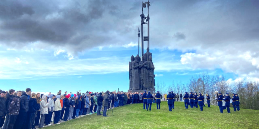 Гирлянду Славы и цветы возложили к памятнику Дружине Александра Невского - 2024-04-19 11:35:00 - 1