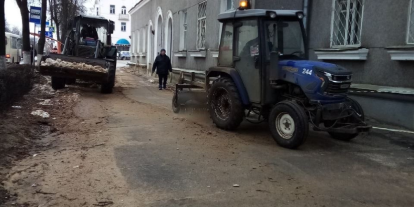 С великолукских дорог убирают скопившийся за зиму песок - 2023-03-23 17:05:00 - 1