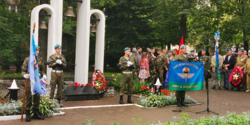 В Великих Луках прошли митинги в честь Дня воздушно-десантных войск - 2022-08-02 13:54:23 - 1