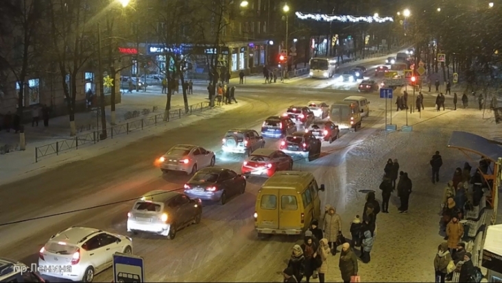 ВИДЕО: транспортный трафик и пробки Великих Лук в период «предпутепроводья» - 2018-12-21 18:39:00 - 1