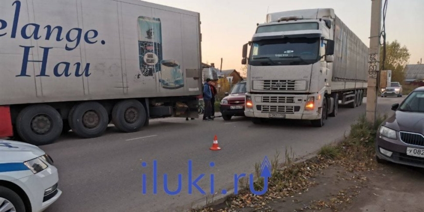 Из-за ДТП на улице Глинки в Великих Луках затруднено движение - 2021-10-06 18:40:00 - 1