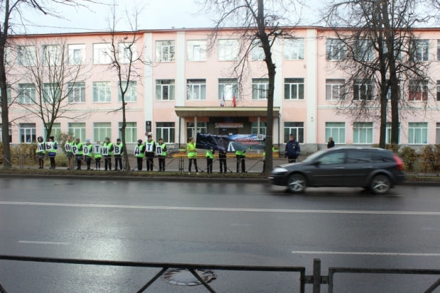 Флеш-моб « Мы против ДТП. Не пересекай черту – выбери жизнь» прошел в Великих Луках - 2018-10-24 15:14:00 - 1
