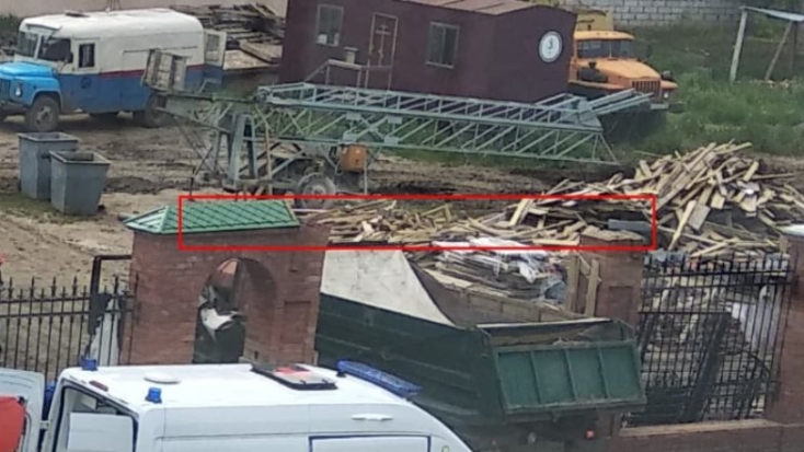 На месте строительства храма в Великих Луках грузовик повредил арку - 2021-05-31 14:31:25 - 1