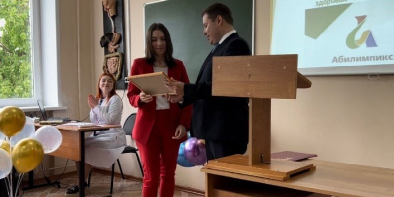 Победительнице чемпионата «Абилимпикс» вручили сертификат на допобразование - 2022-06-06 09:05:00 - 1
