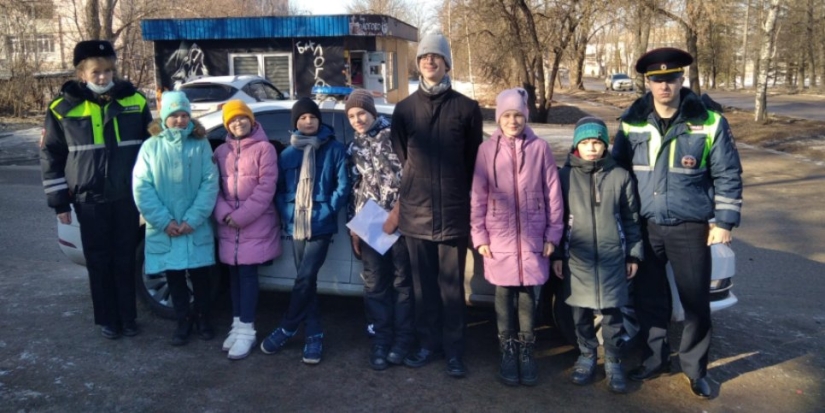 Сотрудники ГИБДД провели профилактическую акцию на улицах Великих Лук - 2022-03-14 13:35:00 - 1