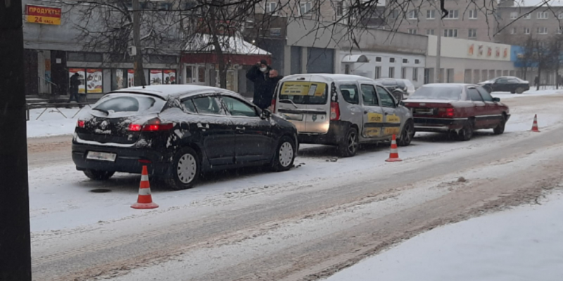 Три автомобиля столкнулись в центре Великих Лук - 2021-01-14 12:13:00 - 1