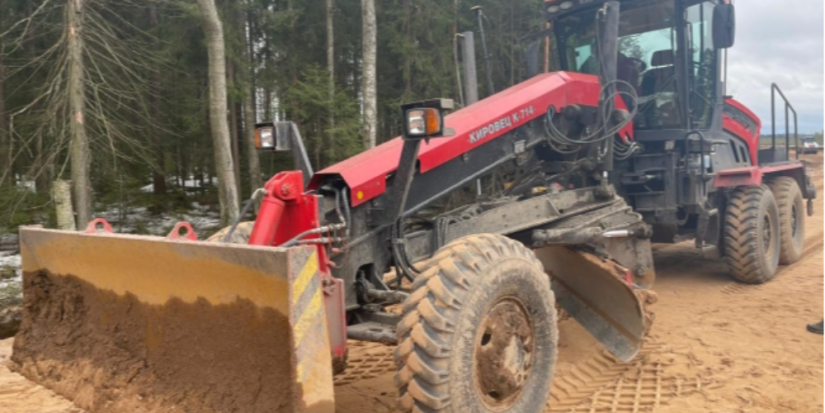 Новый автогрейдер испытывают в Гдове - 2024-04-05 17:05:00 - 1