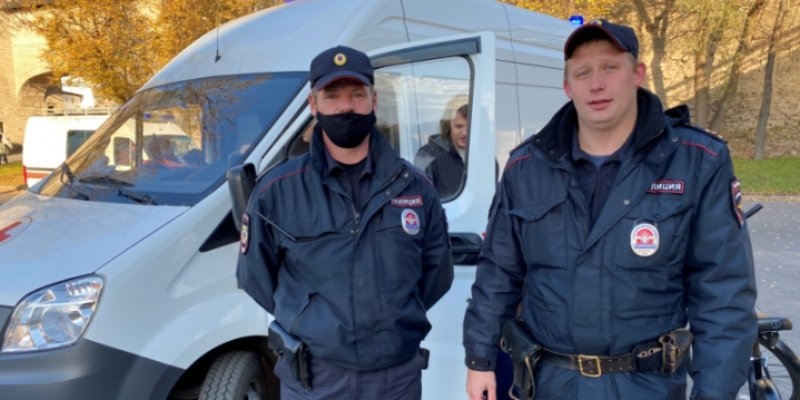 Псковские полицейские спасли девочку, упавшую с моста в реку - 2021-10-11 14:35:00 - 1