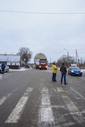ФОТО: проезд 40-метрового тяжеловесного автопоезда по Великим Лукам - 2018-11-26 09:19:00 - 1