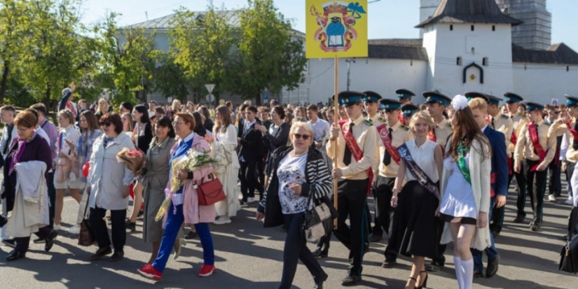 Традиционное шествие выпускников 11-х классов прошло в Пскове - 2022-05-25 16:35:00 - 1