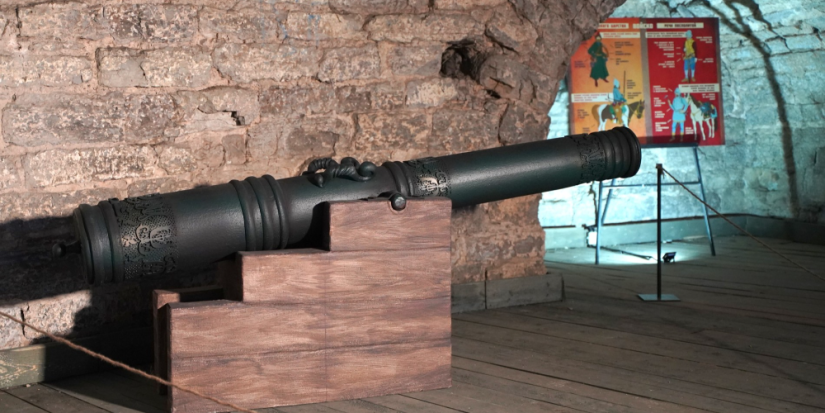 В Покровской башне псковского кремля установили макет пушки XVI века - 2023-05-11 14:05:00 - 1