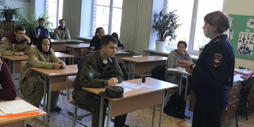 Полицейские встретились со студентами Великолукского политехнического колледжа - 2021-10-22 16:35:00 - 1