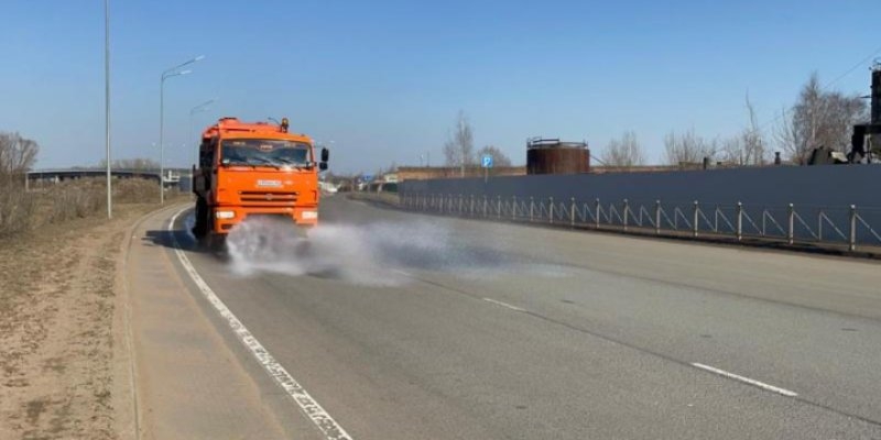 В Великих Луках приступили к уборке дорог с увлажнением - 2022-03-24 11:05:00 - 1