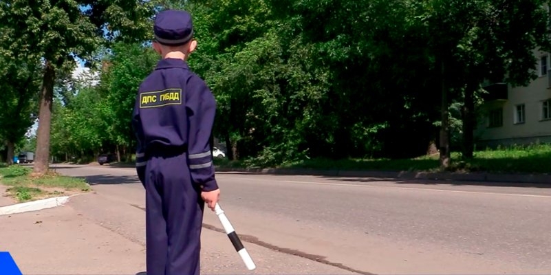 Инспекторы ГИБДД исполнили мечту маленького великолучанина - 2022-07-04 20:00:00 - 1