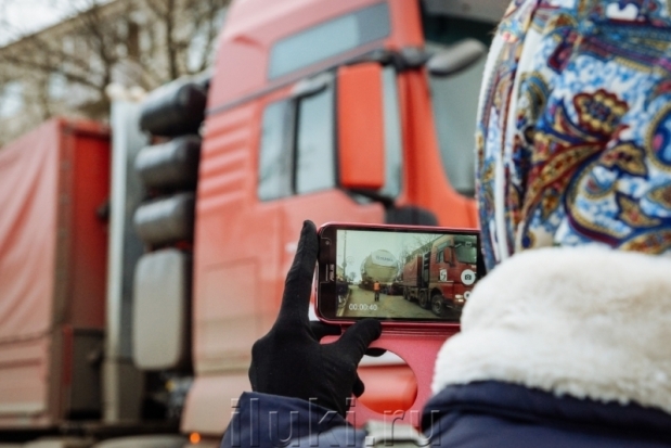 Смотри ОНЛАЙН: проезд 40-метрового тяжеловесного автопоезда по Великим Лукам - 2018-11-24 08:33:00 - 1