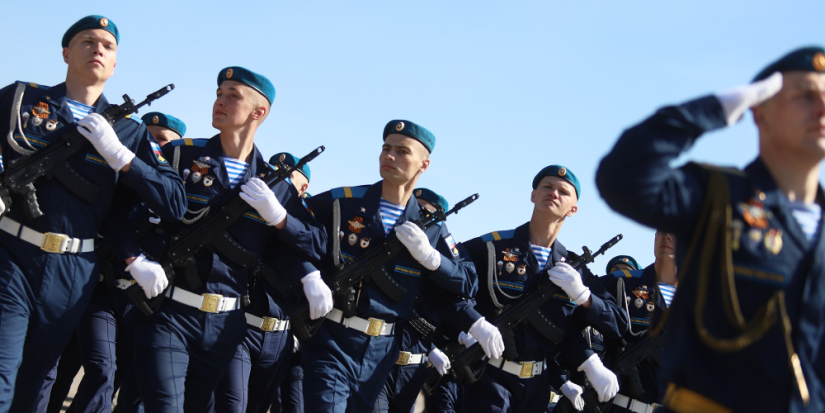 Митинг ко Дню Победы прошёл на плацу псковской дивизии - 2023-05-09 17:05:00 - 1