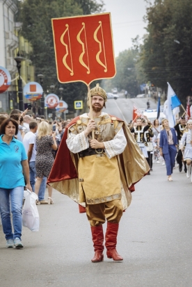 ФОТОрепортаж: праздничное шествие участников конкурса мажореток по Великим Лукам - 2018-08-27 11:09:00 - 1