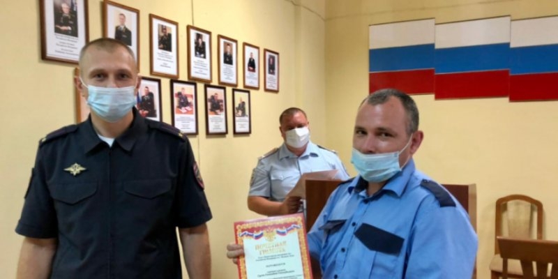 В Великих Луках полицейские наградили сотрудников частного охранного предприятия - 2021-08-12 10:32:00 - 1