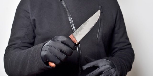 В Стругах-Красных мужчина ударил ножом знакомую и рассказал об этом в магазине - 2022-04-12 09:05:00 - 1